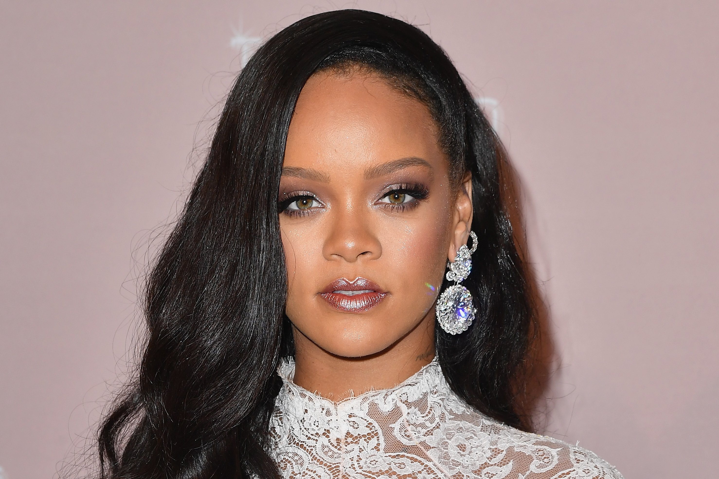 Rihanna Bio, Daughter, Spouse, Songs, Albums,Facts, Net worth 2022