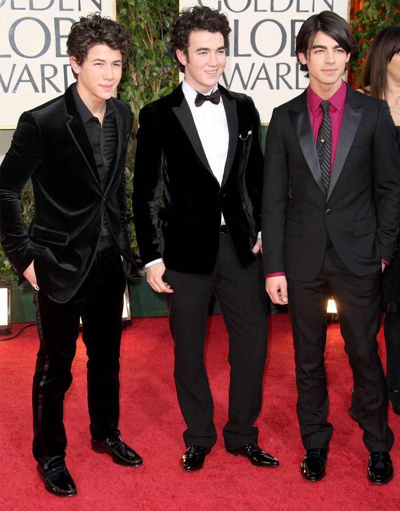 Joe Jonas with his brothers Joe Jonas with his brothers