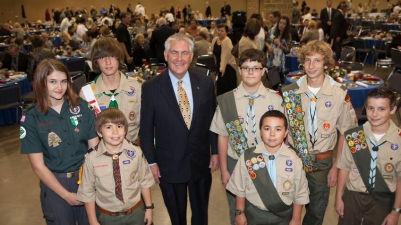 Rex Tillerson with scouts Rex Tillerson with scouts