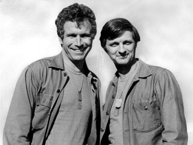 Actor Wayne Rogers and Alan Alda Actor Wayne Rogers and Alan Alda
