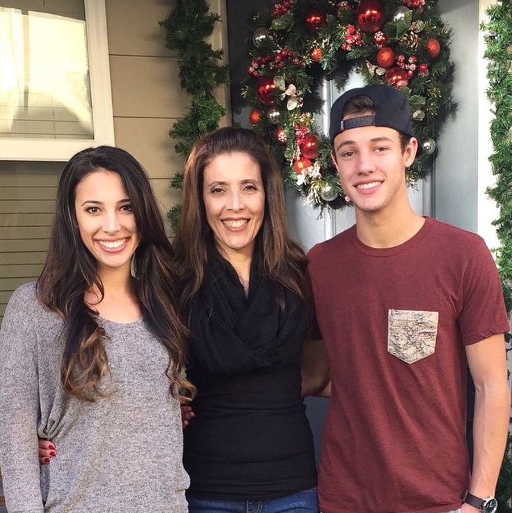 Cameron Dallas with mom and sister Cameron Dallas with mom and sister