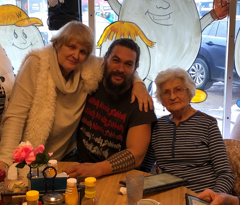 Jason Momoa mit Mutter und Großmutter