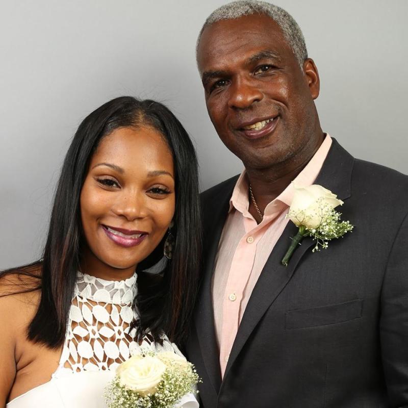 Charles Oakley met enigmatische, vrouw Angela Reed 