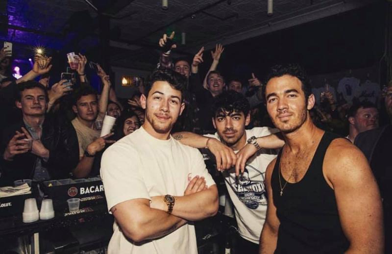 Nick Jonas with his brothers Nick Jonas with his brothers