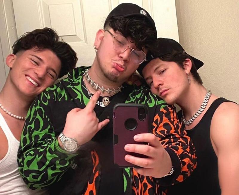 Ondreaz Lopez with his brothers Ondreaz Lopez with his brothers