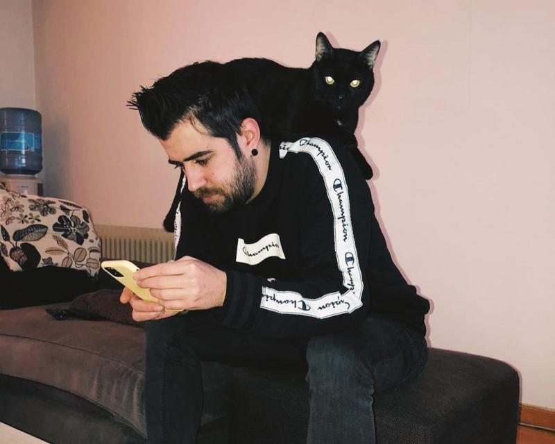 AuronPlay with his cat Don Gato AuronPlay with his cat Don Gato