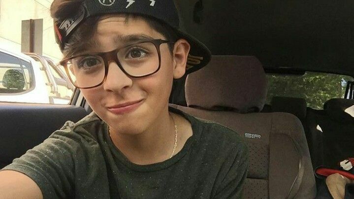 Young Max Valenzuela Young Max Valenzuela